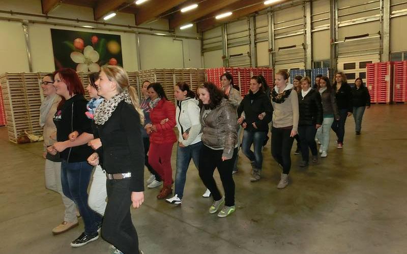 2014_Algund Bezirk_Exerzieren Marketenderinnen 4