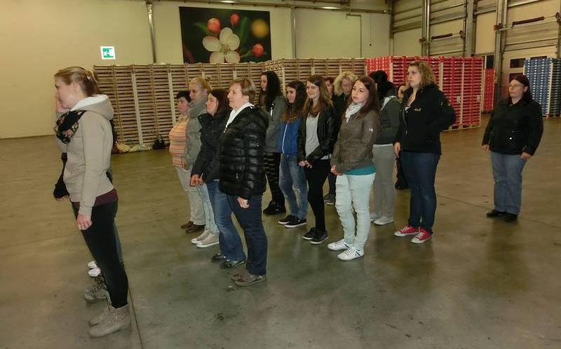 2014_Algund Bezirk_Exerzieren Marketenderinnen 2