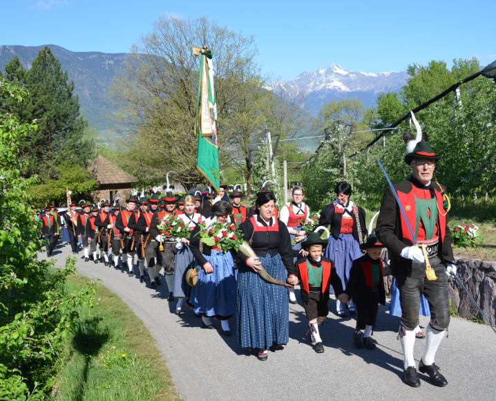 2015_Burgstall_SK Burgstall Erntebitt Prozession 2015