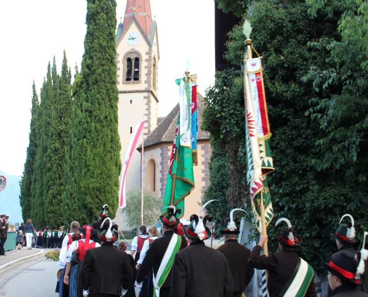 2017_Burgstall_Burgstaller Kirchtag Einzug 01 (Andere)