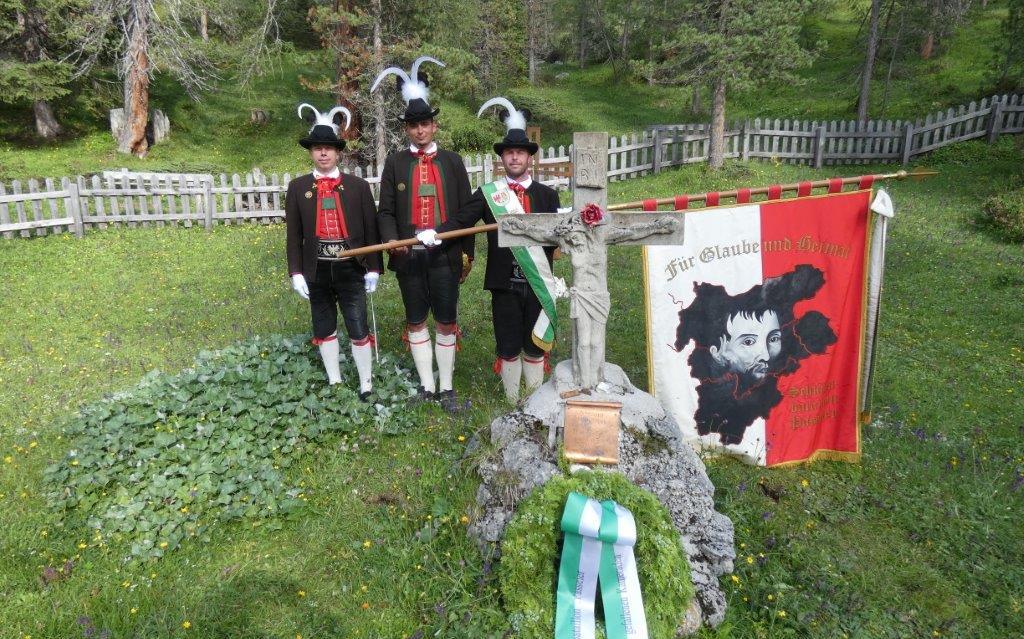 2018_Passeier_Batallion Lehrfahrt Südfront Kranz Fahne