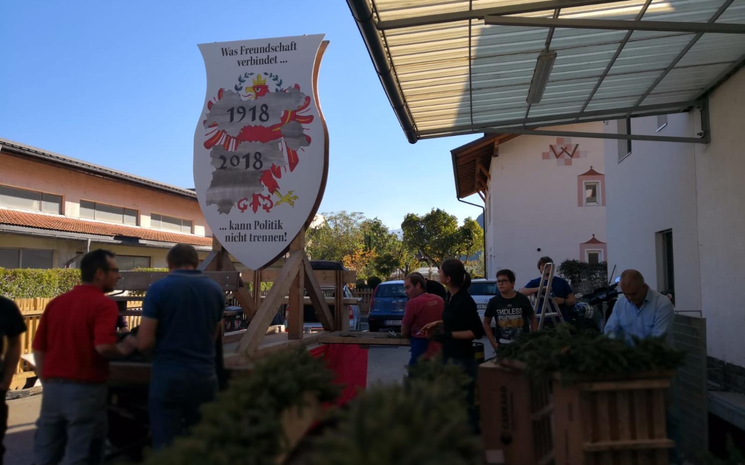 2018_Algund Bezirk_Aufbau Schmücken Traubenfest Festwagen (11)