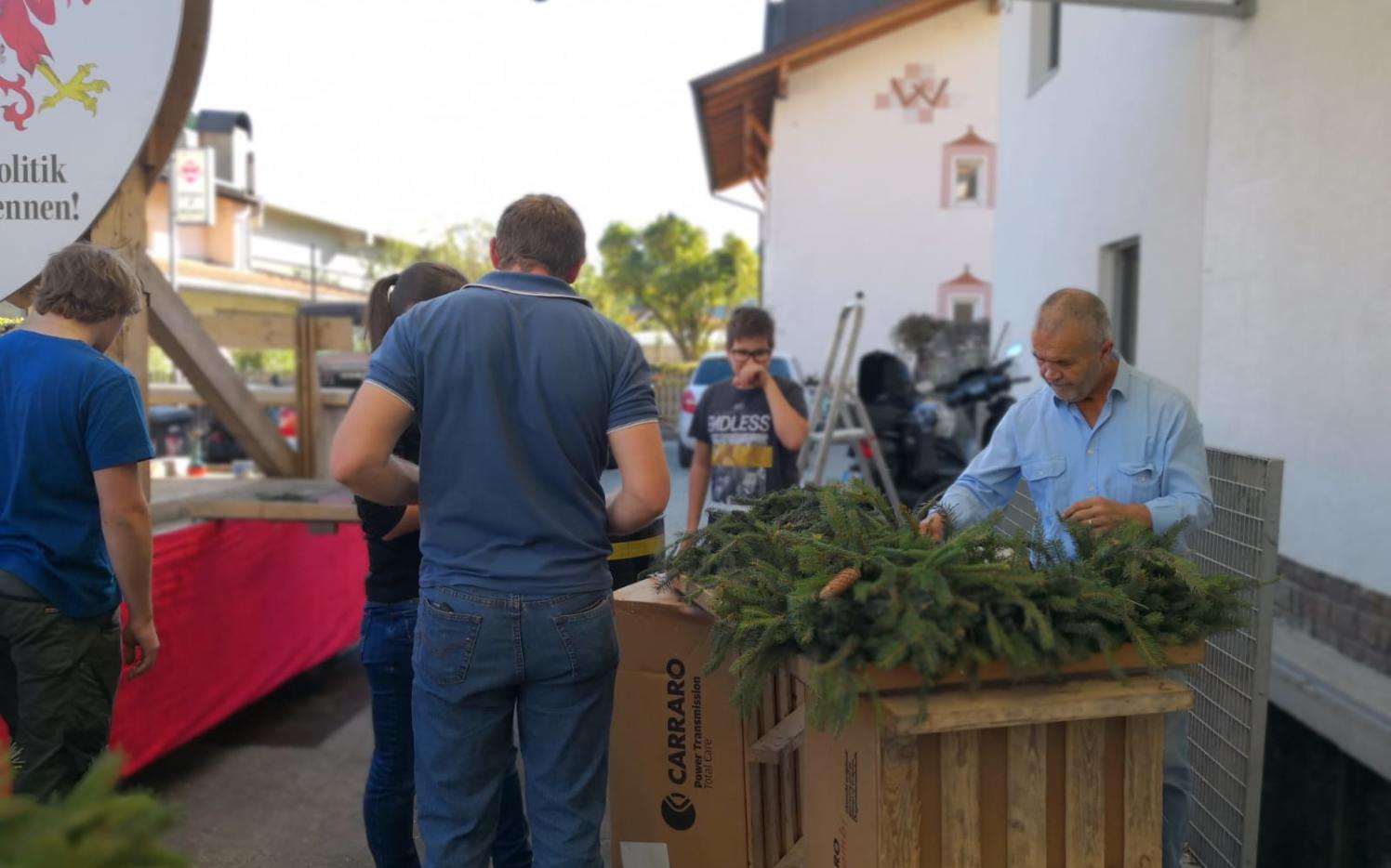 2018_Algund Bezirk_Aufbau Schmücken Traubenfest Festwagen (12)
