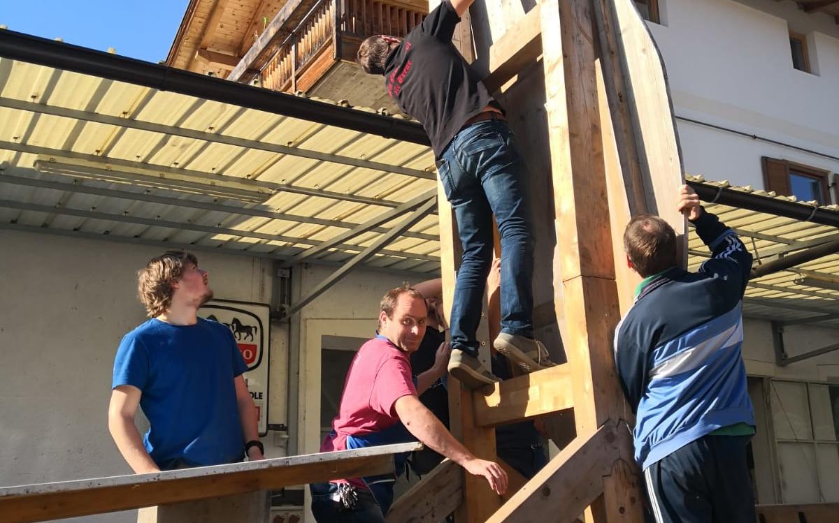 2018_Algund Bezirk_Aufbau Schmücken Traubenfest Festwagen (9)
