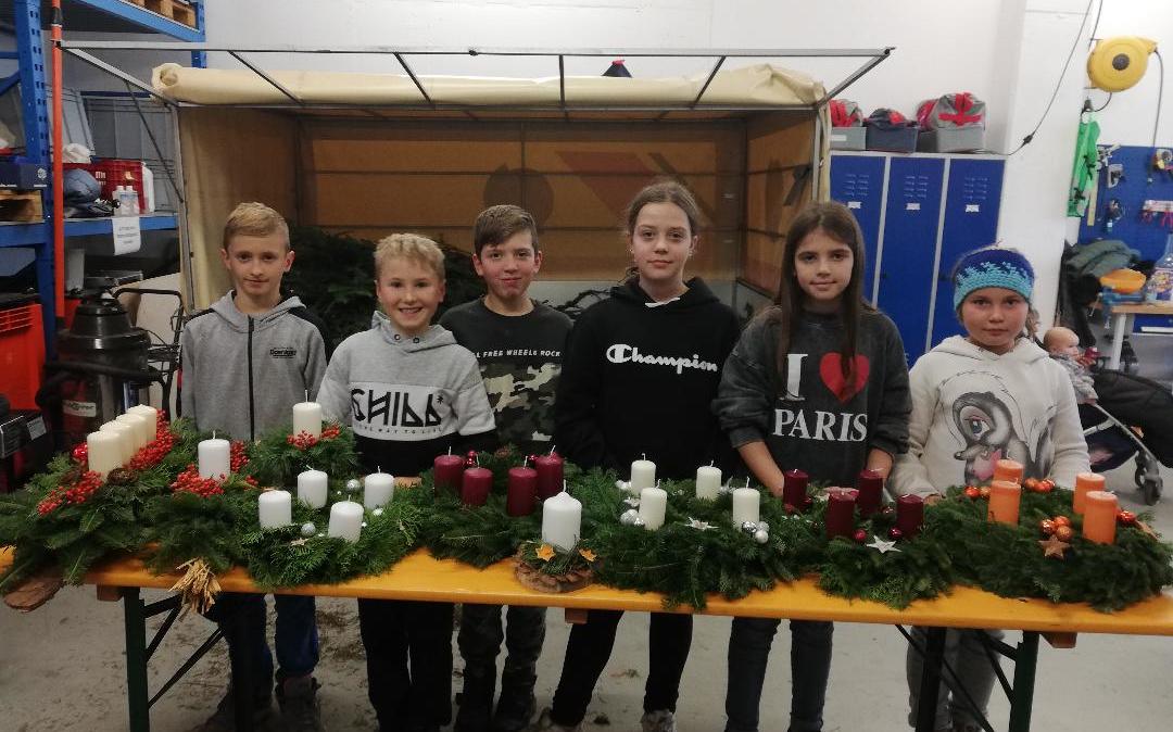 2019_Burgstall_Jungschützen Adventskranz basteln