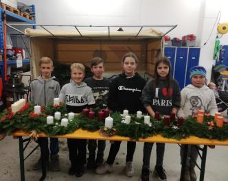 2019_Burgstall_Jungschützen Adventskranz basteln