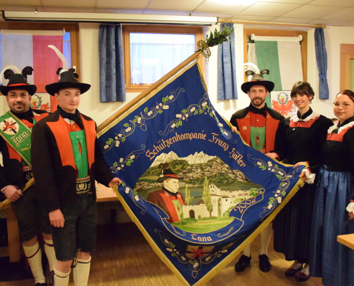 Angelobung der neuen Mitglieder v. l. Fhr. Egon Tribus, Sch. Moritz Schwarz, Hptm. Andreas Pixner, Mark. Michaela Geiser und Mark. Sabine Schöpf