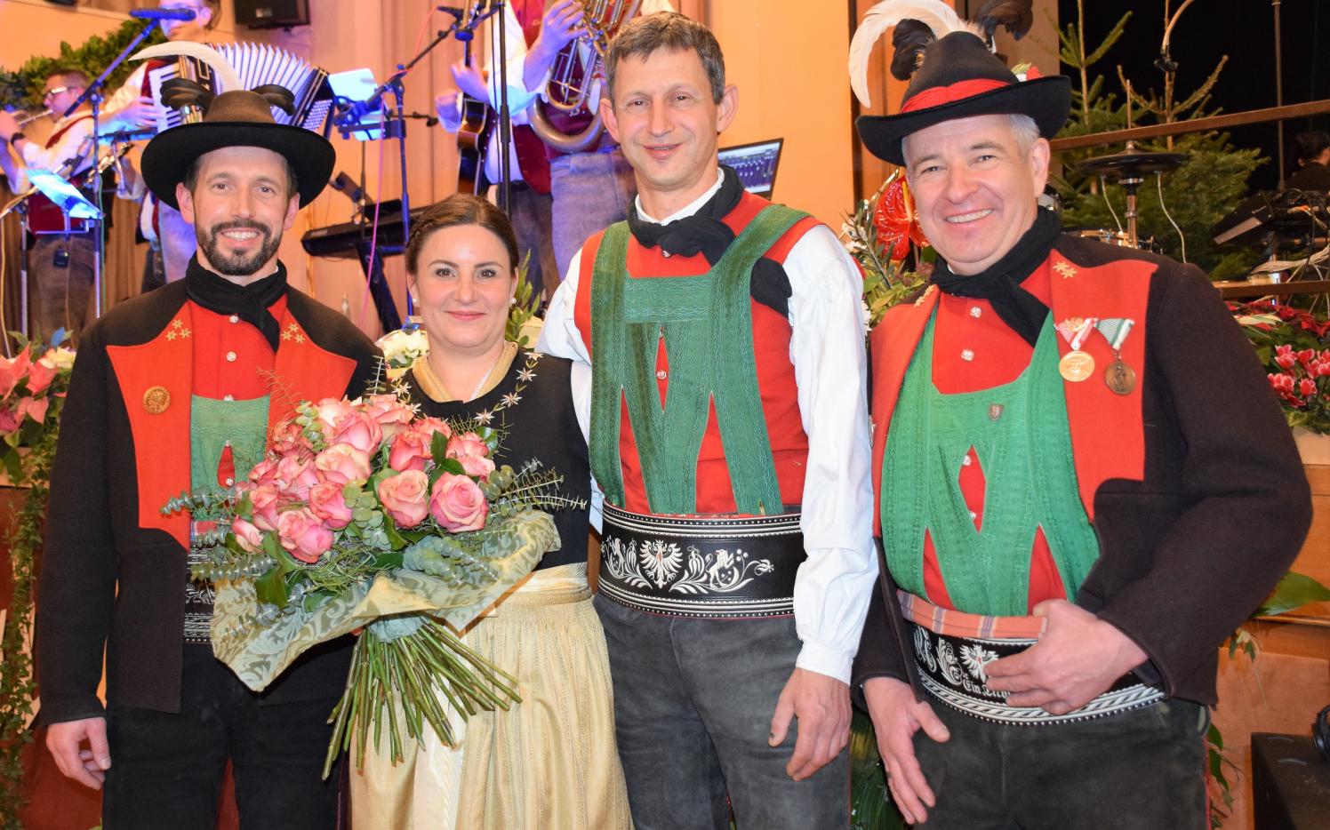 v.l. Hptm. Andreas Pixner mit der Ballkönigin Stania Höfler „die Zielstrebige“ mit ihrem Mann Hannes und Olt. Martin Flatz - Foto: MT-SK Lana