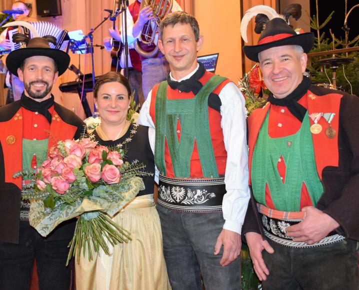 v.l. Hptm. Andreas Pixner mit der Ballkönigin Stania Höfler „die Zielstrebige“ mit ihrem Mann Hannes und Olt. Martin Flatz - Foto: MT-SK Lana