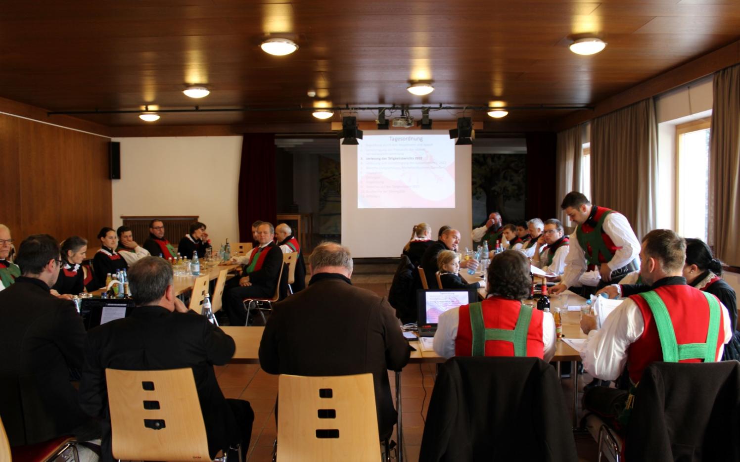 Fast vollzählig versammelte sich die SK Burgstall nach der hl. Messe im Kindergartensaal