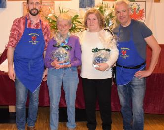 Die stolzen Siegerinnen: v. l. Hauptmann Andreas Pixner, Helga Parth, Annemarie Hofer und Oberleutnant Martin Flatz