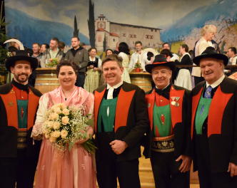 v.l. Hauptmann Andreas Pixner, Ballkönigin Patrizia Prantl Karnutsch mit Ehemann Hannes, Oberleutnant Martin Flatz, Ehrenhauptmann Eduard Graber