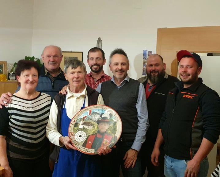 Der Jubilar mit seiner Frau und den Gratulanten der Schützenkompanie Franz Höfler Lana