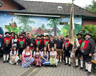 Die Lananer Abordnung vor dem Schützenhaus in Buchholz – Foto SK Lana