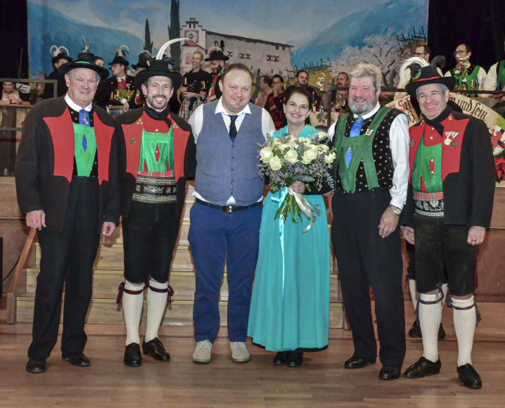 v.l. E-Hptm. Edl Graber, Hptm. Andreas Pixner, Ehemann Hannes Hafner mit der Ballkönigin Maria Eschgfäller „die Aktive“, Walter Eschgfäller und Olt. Martin Flatz - Foto: SK Lana