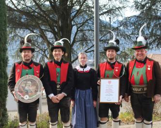 Ehrung und Angelobung: vl. Olt. Alex Zöschg , Schütze Alexander Pichler, Marketenderin Claudia Bazzoli, Oberjäger Stefan Zöschg , Hptm. Elmar Pichler