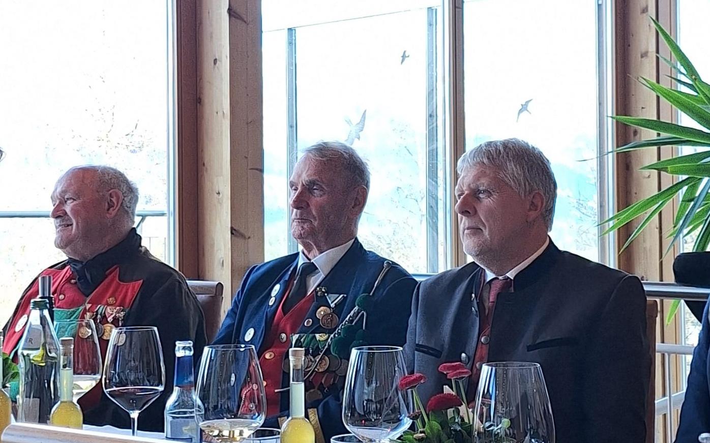 Die Ehrengäste – v.lx. E-Hptm. Edl Graber, E-Hptm. Franz Weger und Bürgermeister Herbert Schafferer Foto: Lisa Kiechl-SK Rinn